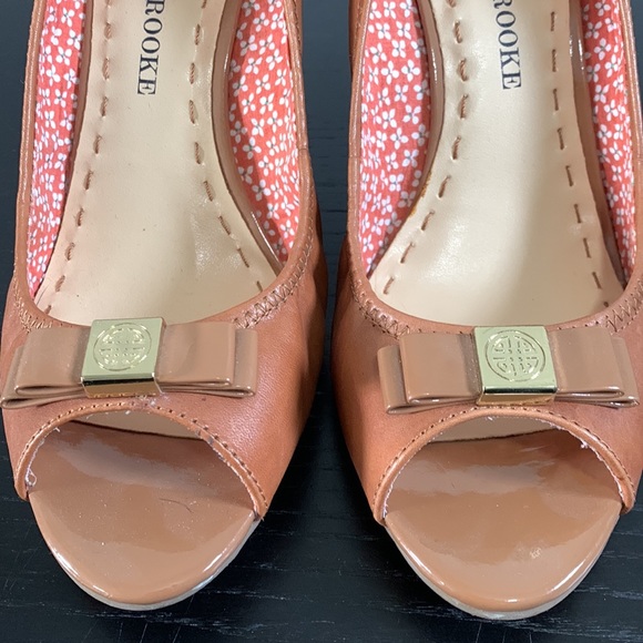 AUDREY BROOKE genuine tan leather wedge heel - Picture 2 of 12